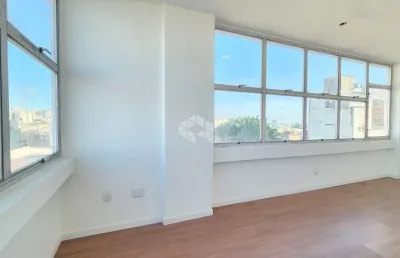Sala comercial desocupada , de frente, com portaria presencial e vaga de garagem coberta