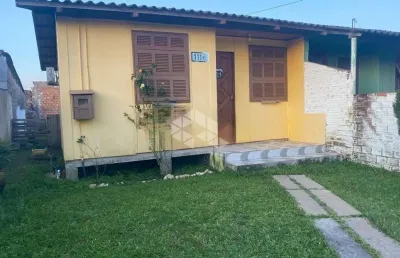 Casa de 2 quartos, 1 banheiro, pátio amplo e gradeada.