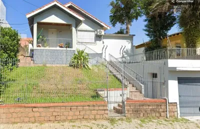 Casa ampla, totalmente reformada e pronta para morar!