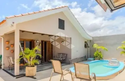 Casa 03 dormitórios, bairro tristeza com vaga de garagem e piscina