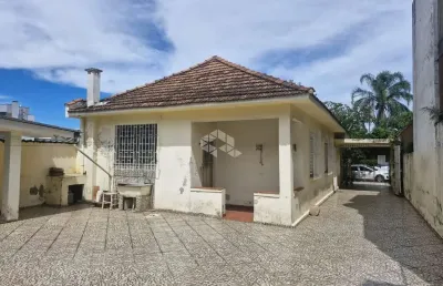 Oportunidade de negócio, casa com 3 quartos , 2 banheiros e garagem coberta para 2 veículos