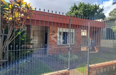 Casa 3 dormitórios, suíte, vaga de garagem, pátio e churrrasqueira