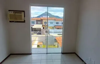 Sobrado com 2 dormitórios e banheiro, lavabo, garagem coberta, pátio, barra do aririú palhoça.