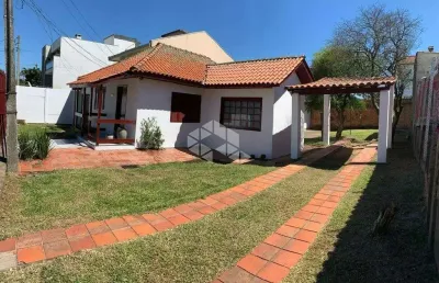 Casa, 80 m² de área privativa, composto de 3 dormitórios, sala de estar, cozinha, lavanderia, 2 vagas