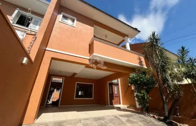 Casa sobrado de 215m², com 3 quartos, 4 banheiros e 2 vagas no bairro moinhos de vento.