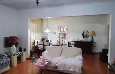 Casa térrea, 4 quartos sendo suíte, com lareira na sala, garagem para 4 carros, churrasqueira e deposito no jardim lindóia