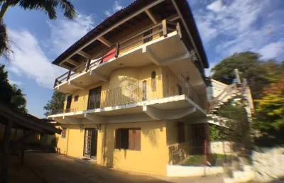 Casa à venda, com 2 quartos, 1 vaga de garagem  próximo ao centro de guaíba.