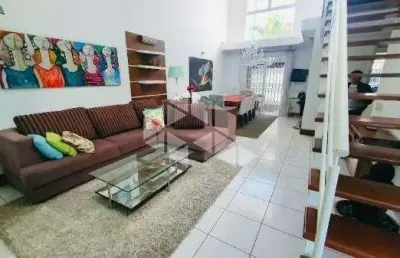 Sobrado com construção imponente, 400m² de área total, mobiliado com 3 dormitórios, 1 suíte, amplo pátio com piscina e vista para o rio