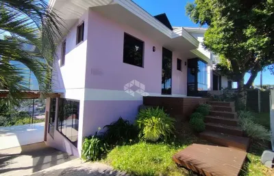 Casa semi mobiliada com 3 pavimentos, 3 dormitórios sendo 1 suíte e 3 vagas de garagem.