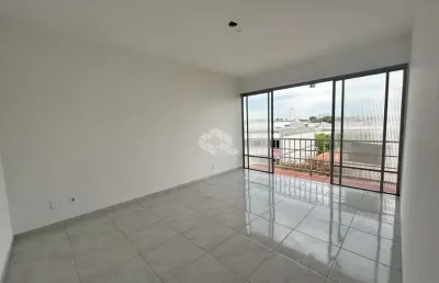 Apartamento amplo no centro com sacada, 02 dormitórios