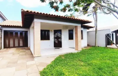 Casa com 3 quartos sendo 1 suíte, com garagem fechada, mobiliada, em capão da canoa.