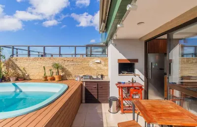 Cobertura reformada com piscina e vista panorâmica!