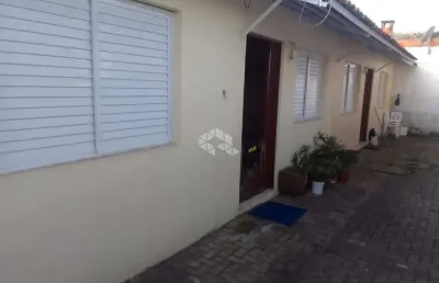 Casa 02 dormitórios, 01 banheiro, 01 vaga coberta escriturada em condomínio fechado.