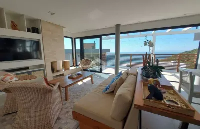 Casa de alto padrão com vista permanente para o mar,  no morro da vigia.