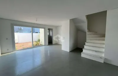 Casa estilo sobrado com 103 m² de área privativa, 3 dormitórios em condomínio fechado com infra