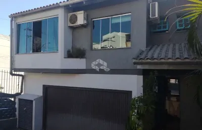 Casa 3 dormitórios, suíte com closet, banheira, piscina, lareira, 4 vagas, pátio, semi-mobiliada