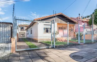 Casa térrea 3 dormitórios na tristeza em frente colégio mãe de deus