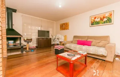 Casa 3 dormitórios/quartos.com suite e 3 vagas de garagem no bairro auxiliadora em porto alegre..