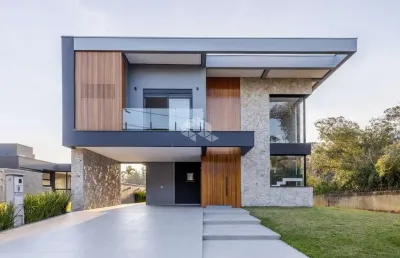 Sofisticação em cada detalhe: casa de esquina com 3 suítes, piscina e pé direito duplo em condomínio exclusivo!