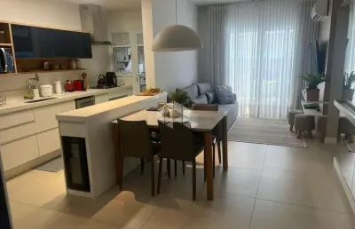 Apartamento de 2 dormitórios com suite ensolarado e com sacada com churrasqueira a 15 metros do mar