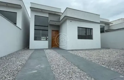 Casa independente  e moderna conta com pé direito alto