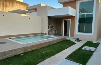 Casa linear com 3 quartos, quintal, área gourmet e piscina, localizada no villag