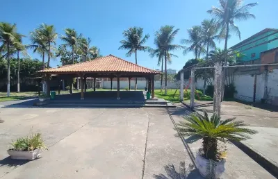 Espaço de eventos em santa cruz, junto ao centro, e estação de ônibus, espaço com 900 metros quadrados, piscina, churrasqueira, banheiro, cozinha