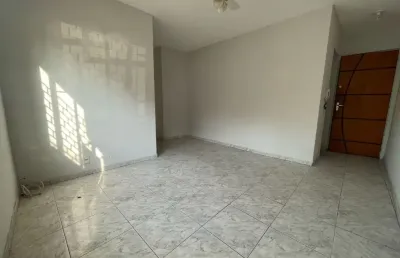 Apartamento térreo, 3 quartos, vaga de garagem, vai andando para o centro de cg