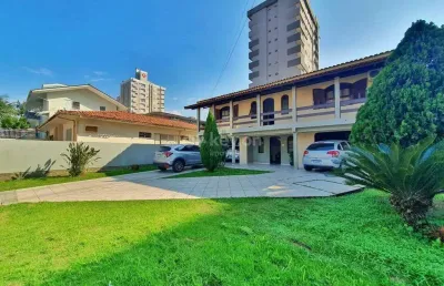Oportunidade de casa no centro de tubarão com 4 quartos e amplo terreno
