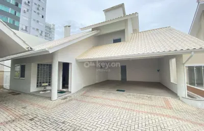 Casa para aluguel, 3 quartos, 1 suíte, 2 vagas, centro - tubarão/sc