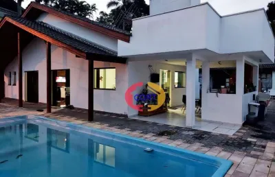 Casa com pomar e ampla área externa no condomínio arujazinho iv!!!