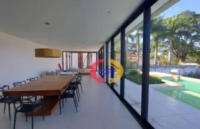 Casa com moveis planejados e uma piscina à venda no condomínio i ii & iii