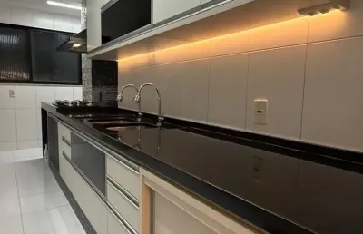 Apartamento reformado com 3 suítes, 2 vagas, nascente