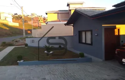 Sobrado à venda condomínio villa real de bragança, 1 suíte e 2 demi-suítes, área gourmet com churrasqueira piscina e garagem para 2 carros cobertas bragança paulista.