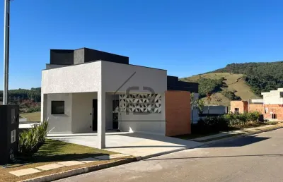 Casa térrea à venda condomínio portal da serra, 3 suítes, sendo 1 master e 2 demi suítes; espaço gourmet com piscina com preparação para aquecimento; quintal e garagem para 2 carros, bragança paulista