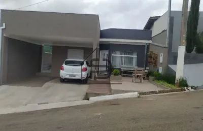 Casa térrea à venda condomínio portal da serra, 3 dormitórios, sendo 2 suítes, closet, sala de 3 ambientes, área gourmet, lavabo, lavanderia, quintal com piscina e garagem para 2 carros, bragança paul