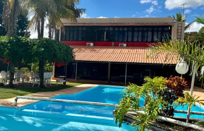 Linda casa no park way, 3 qtos, 2 suítes, piscina, quadra de tênis, campo futebol.