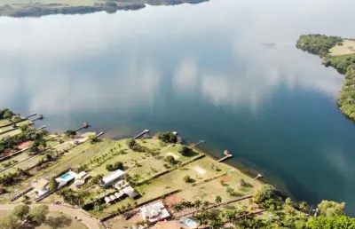 Rancho com terreno molhado para o rio paranapanema em santa inês pr