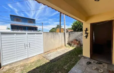 Charmoso imóvel estilo colonial em condomínio no balneário, com piscina