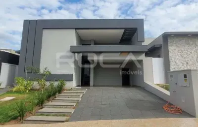 Casa de alto padrão com 3 suítes e área de lazer completa em vila do golf