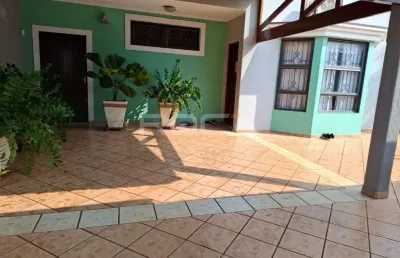 Casa de alto padrão com 3 dormitórios e piscina aquecida em monte alegre
