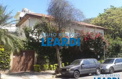 Casa à venda na praça tomás morus, 151, perdizes, são paulo por r$ 2.000.000