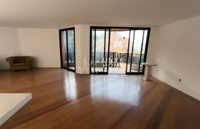 Apartamento amplo e sofisticado com 3 suítes, 212 m² privativos e 4 vagas de garagem.
