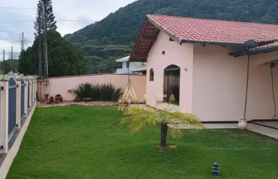 Casa excelente com terreno  de 1321m2  localizdada numa das principais avenidas do gravata