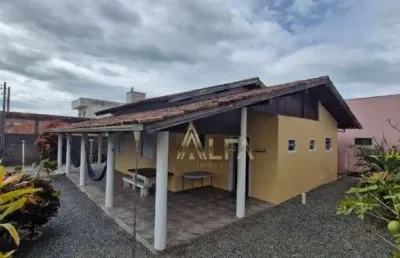 Casa com 2 dormitórios à venda, 160 m² por r$ 600.000 - praia de armação do itapocorói - penha/sc