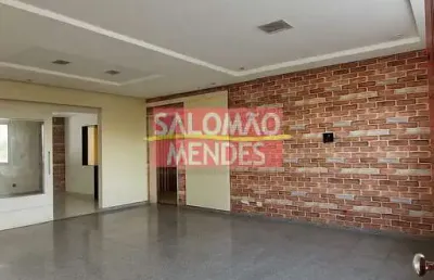Apartamento único, super ventilado, com boa iluminação natural e excelente localização.