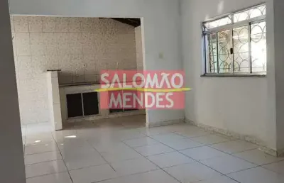 Casa junto a praça tancredo neves com garagem, 03 quartos. oportunidade.