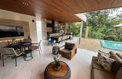 Casa de condomínio para venda possui 788 metros quadrados com 5 quartos