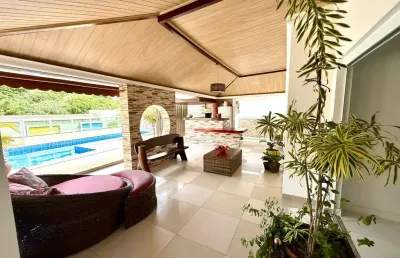 Linda casa em patamares 3 suítes mais dependência completa piscina