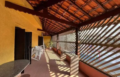 Sobrado à venda no centro de são vicente, com 3 quartos, sendo 1 suíte.